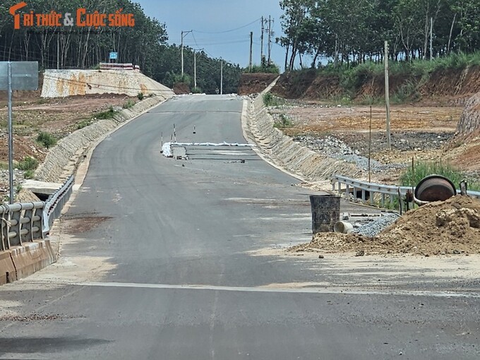 Người dân cho rằng phần rãnh thoát nước nông và nhỏ không đáp ứng được tốc độ thoát nước khi trời mưa. Ảnh HĐ