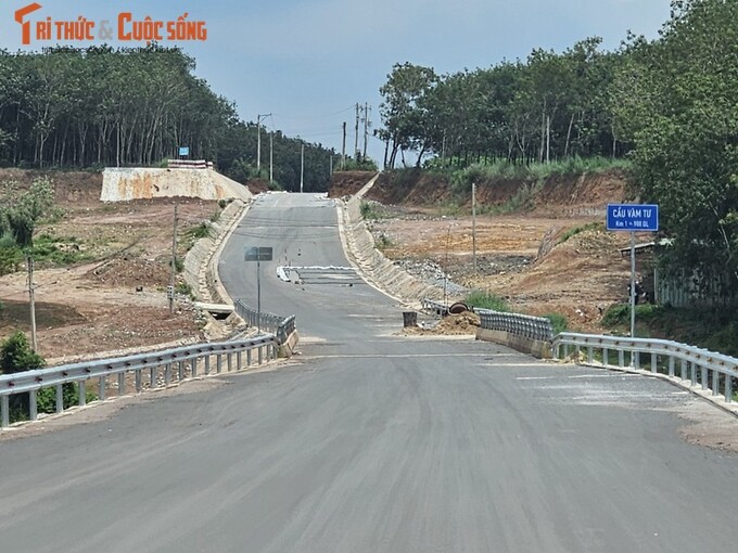 Phần cầu Vàm Tư bị bóp hẹp hơn so với phần đường hai đầu cầu tạo thành nút thắt. Ảnh HĐ