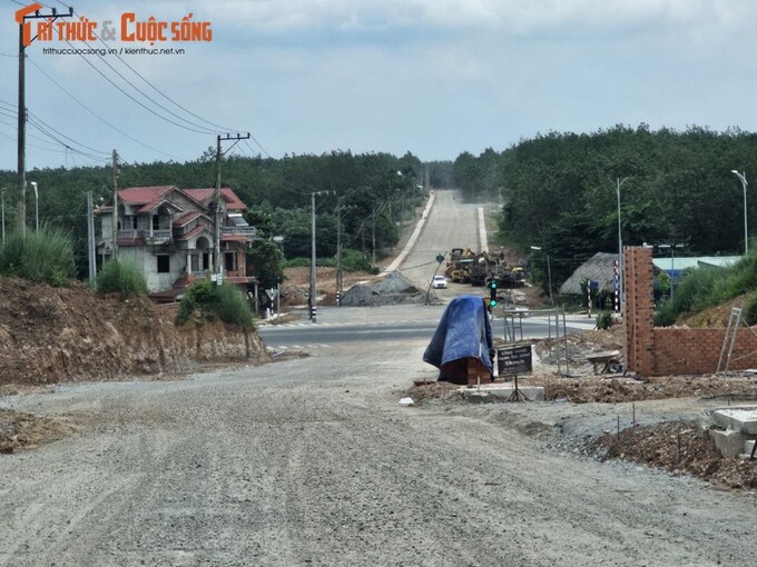 Dự án được khởi công từ năm 2021, thực hiện hợp đồng 450 ngày, đến nay vẫn chưa hoàn thành do một số vị trí thi công còn vướng mặt bằng.Ảnh HĐ
