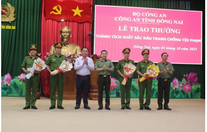 Quyền Chủ tịch Ủy ban nhân dân tỉnh Đồng Nai Võ Tấn Đức cùng lãnh đạo Công an tỉnh Đồng Nai chúc mừng các đơn vị được khen thưởng đột xuất.