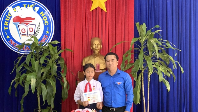 Tỉnh đoàn Gia Lai trao huy hiệu