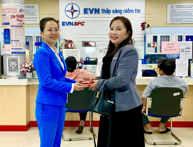Bà Võ Thị Định (phải) vui mừng nhận lại tài sản, giấy tờ tùy thân bị đánh rơi