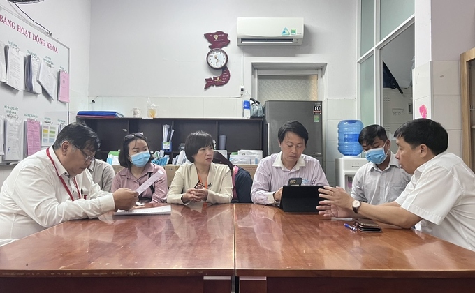 Tổ công tác Sở Y tế làm việc tại Bệnh viện Lê Văn Thịnh về trường hợp tử vong và các trường hợp còn lại đang điều trị tại bệnh viện (Ảnh Sở Y tế TP.HCM)