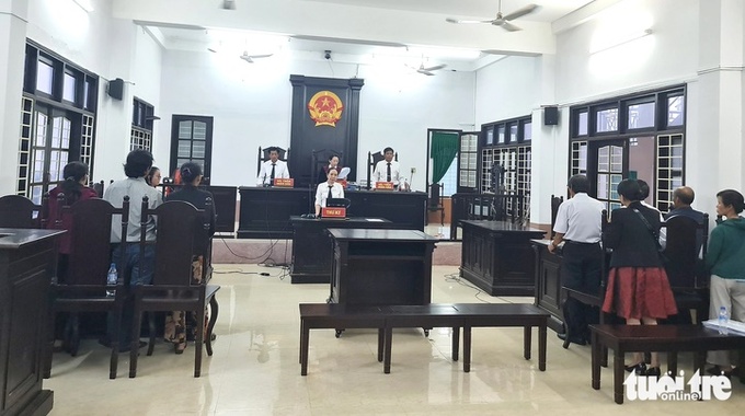 Quang cảnh phiên xử giành quyền nuôi mẹ chưa từng có trong lịch sử ngành tòa án tỉnh Quảng Ngãi - Ảnh: TRẦN MAI