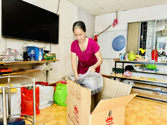 Bà Nguyễn Thị Thoa (15/15a Lạc Long Quân, phường 2) thu dọn đồ đạc chuyển đị nơi khác để bàn giao mặt bằng cho cơ quan chức năng thực hiện dự án.