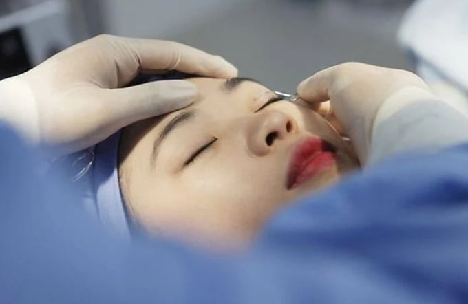 Sau khi nhấn mí nên kiêng ăn một số thực phẩm để mí nhanh lành.