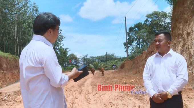 Ông Điểu Chính, Trưởng thôn Phú Bình, xã Phú Riềng, huyện Phú Riềng trao đổi với phóng viên ngay trên con đường mơ ước đang dần hoàn thành