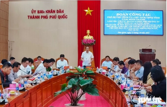 Ông Lâm Minh Thành (đứng) - chủ tịch UBND tỉnh Kiên Giang - yêu cầu địa phương và các sở, ngành liên quan lắng nghe ý kiến doanh nghiệp rồi có kế hoạch xúc tiến, quảng bá hình ảnh du lịch Phú Quốc nhằm thu hút khách đến vui chơi trong thời gian tới - Ảnh: HOÀNG DUNG