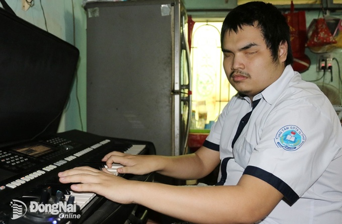 Anh Nguyễn Văn Trung đang luyện đàn. Ảnh: S.Thao
