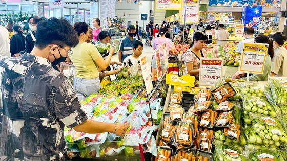 Người tiêu dùng chọn mua thực phẩm giảm giá tại một siêu thị trên địa bàn TPHCM