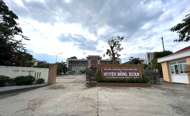 Trụ sở UBND huyện Đồng Xuân. Ảnh: Đình Sang