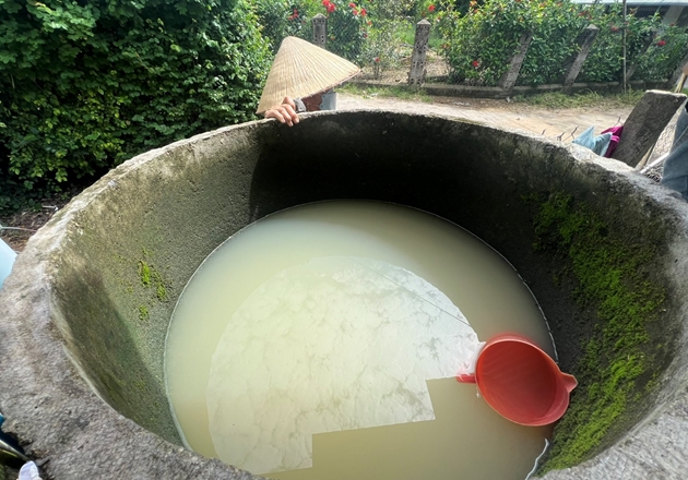 Người dân thôn Thạnh Đức, xã Xuân Quang 3 bức xúc vì nguồn nước bẩn. Ảnh: Đình Sang