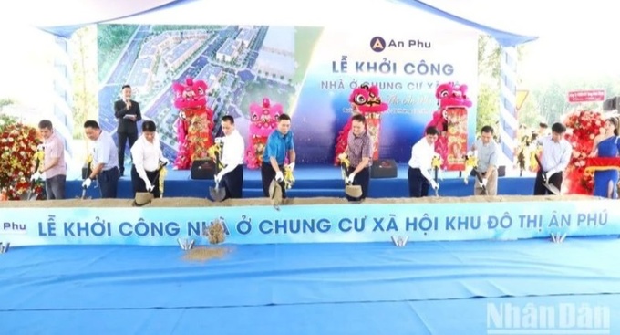 Các đại biểu động thổ khởi công xây dựng nhà ở xã hội Khu đô thị Ân Phú thuộc phường Tân An, thành phố Buôn Ma Thuột.