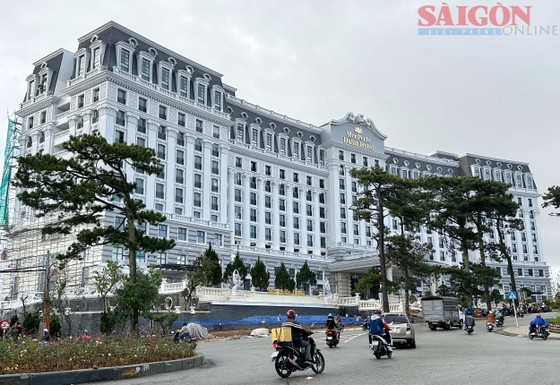 Merperle Dalat Hotel đang tiến hành chỉnh trang cả trong lẫn ngoài công trình. Ảnh: ĐOÀN KIÊN