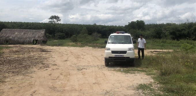 Theo chính quyền địa phương, đến giữa tháng 10, tình trạng khai thác cát trái phép trên suối Tà Mòn đã không còn. Trong ảnh: Cán bộ xã Minh Hòa kiểm tra khu vực suối Tà Mòn sau cao điểm xử lý “cát tặc”
