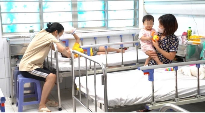 Trẻ mắc tay chân miệng điều trị tại Bệnh viện Nhi Trung ương.
