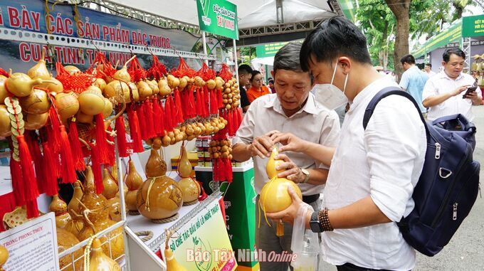 Trái bầu hồ lô- một trong những sản phẩm đặc trưng của tỉnh Tây Ninh trưng bày tại buổi kết nối giao thương giữa nhà cung cấp các tỉnh, thành phía Nam với doanh nghiệp xuất khẩu tại TP. Hồ Chí Minh.