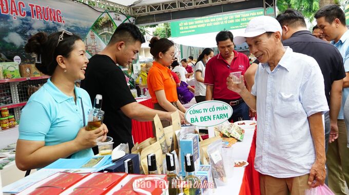 Khách hàng thưởng thức sản phẩm của Công ty Bà Đen farm tại buổi kết nối giao thương giữa nhà cung cấp các tỉnh, thành phía Nam với doanh nghiệp xuất khẩu tại TP. Hồ Chí Minh.