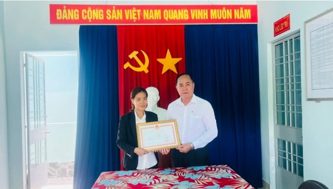Đại diện tỉnh Tây Ninh trao tặng bằng khen cho bà Bùi Thị Đông, Giám đốc Công ty TNHH SX TM DV Đông Long
