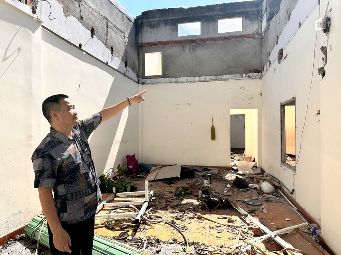 Một hộ dân ở hẻm 15 Lạc Long Quân tự nguyện tháo dỡ nhà, vật kiến trúc để bàn giao đất cho lực lượng chức năng thực hiện dự án Công viên ao cá phường 2