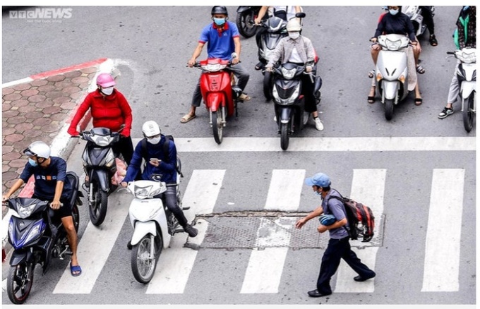 Những xe máy ngang nhiên cướp phần đường của người đi bộ. (Ảnh: Khổng Chí)