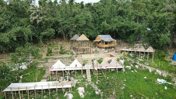 Một homestay trên Núi Cấm đang được chủ đầu tư tháo dỡ một phần trong những ngày gần đây
