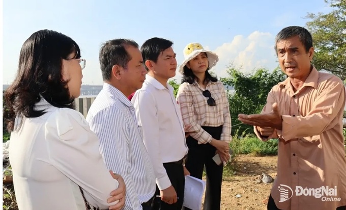 Người dân trao đổi với đoàn giám sát