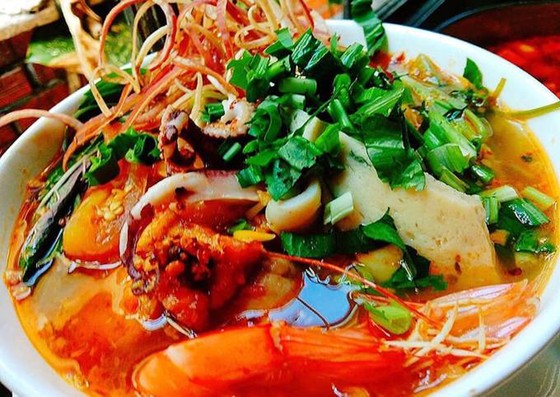 Ẩm thực Thái Lan với hương vị đặc biệt hấp dẫn khách tham quan hội chợ thương mại Việt Nam - Thái Lan 2023. Ảnh: CTV