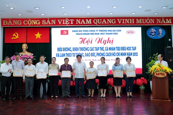 Ông Nguyễn Hữu Nghĩa - Bí thư Đảng ủy, Chủ tịch Hội đồng thành viên (giữa) và đồng chí Trương Văn Rón, Phó bí thư Thường trực Đảng ủy (bìa trái) trao giấy khen cho các cá nhân điển hình “Học tập và làm theo tư tưởng, đạo đức, phong cách Hồ Chí Minh” năm 2023 - Ảnh: SATRA