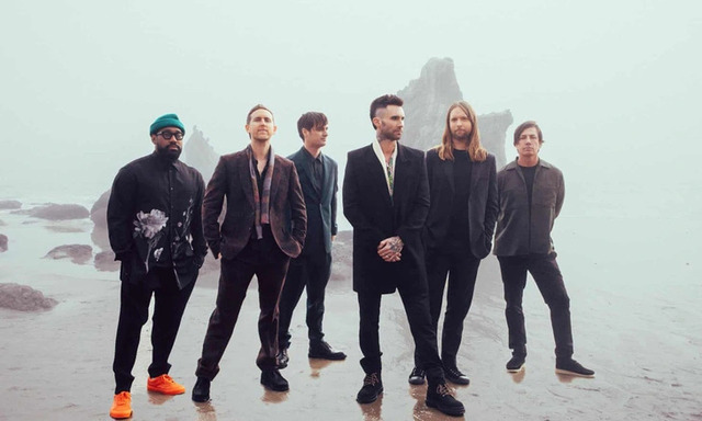 Nhóm Maroon 5 hiện tại có sáu thành viên Adam Levine (thứ ba từ phải sang) là trưởng nhóm. Ảnh: Guardian