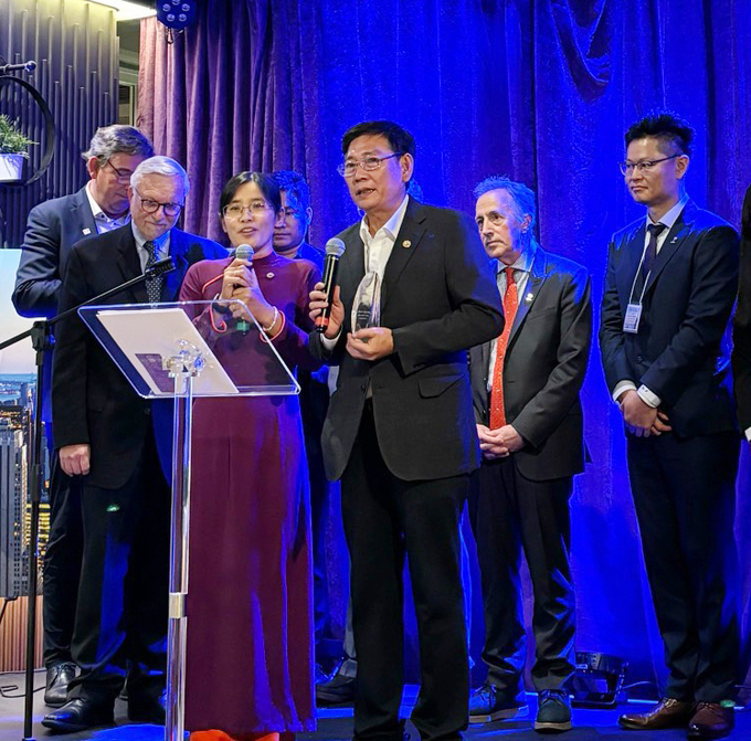 Ông Mai Hùng Dũng, Phó Chủ tịch Thường trực UBND tỉnh Bình Dương nhận giải thưởng cho Bình Dương