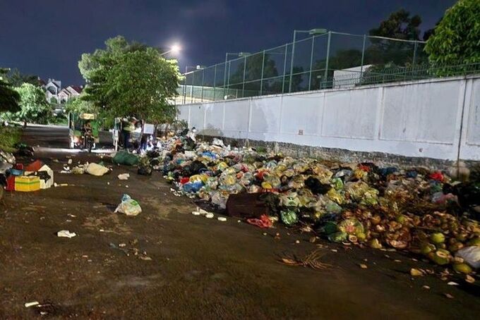 Một điểm trung chuyển rác nằm sát đường Nguyễn Ái Quốc, TP Biên Hòa, Đồng Nai