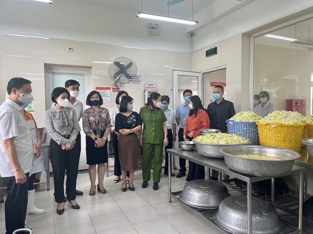 Đoàn Kiểm tra liên ngành số 1 kiểm tra bếp ăn của Trường Tiểu học Ng