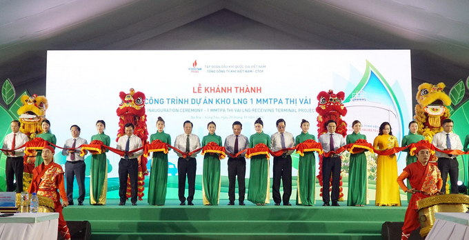 Phó Thủ tướng Trần Lưu Quang và các đại biểu cắt băng khánh thành Kho cảng Khí thiên nhiên hóa lỏng (LNG) Thị Vải 1 triệu tấn/năm. Ảnh: VGP