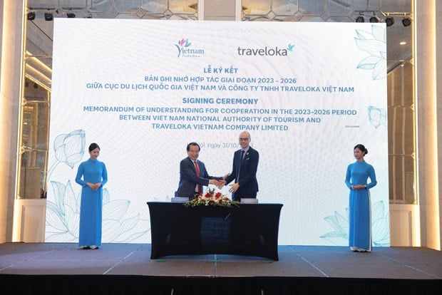 Cái bắt tay hợp tác giữa Cục Du lịch Quốc gia Việt Nam và nền tảng du lịch Traveloka. (Ảnh: PV/Vietnam+)