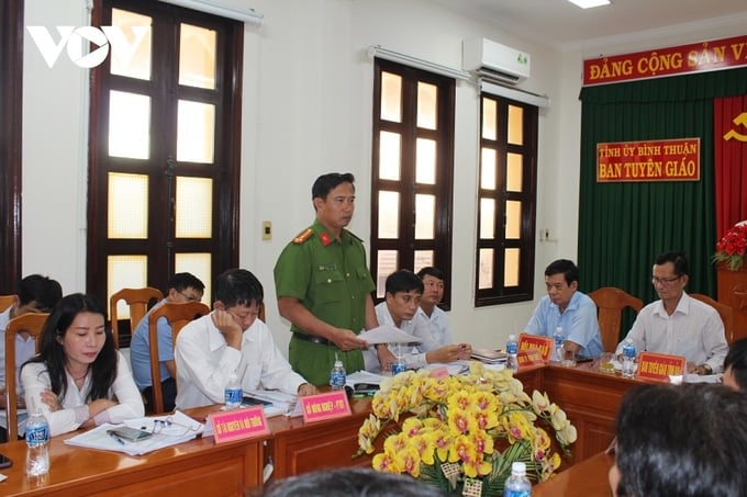 Thượng tá Phạm Văn Thắng, Phó trưởng Công an huyện Hàm Tân phát biểu tại buổi giao ban báo chí.