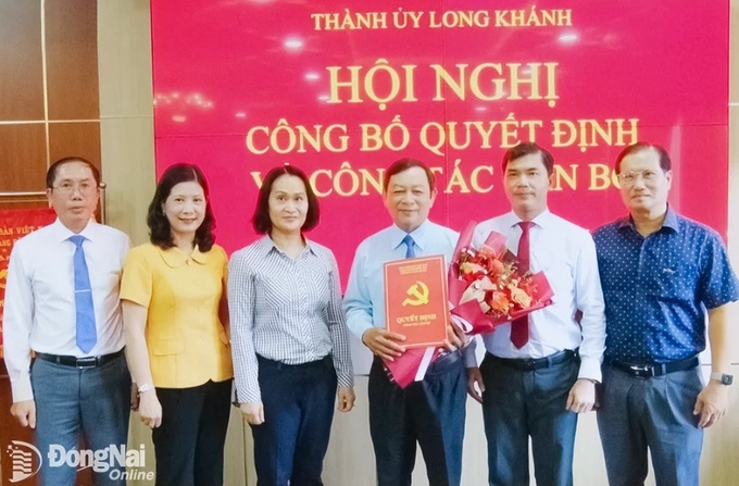 Lãnh đạo Thành ủy Long Khánh trao quyết định và tặng hoa chúc mừng đồng chí Võ Văn Thành