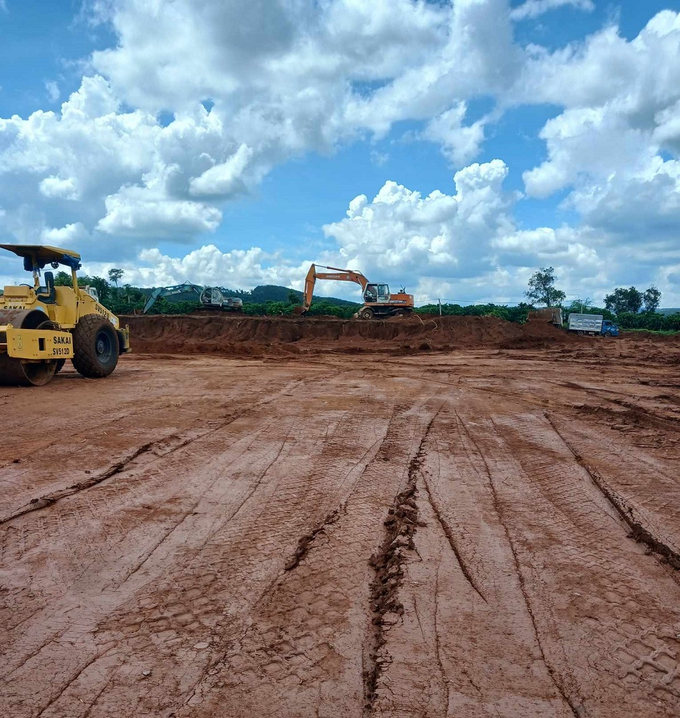 Hiện trường Công ty TNHH giáo dục nghề nghiệp Nam Tây Nguyên san lấp mặt bằng tại Bon Bróih, thị trấn Đắk Mâm