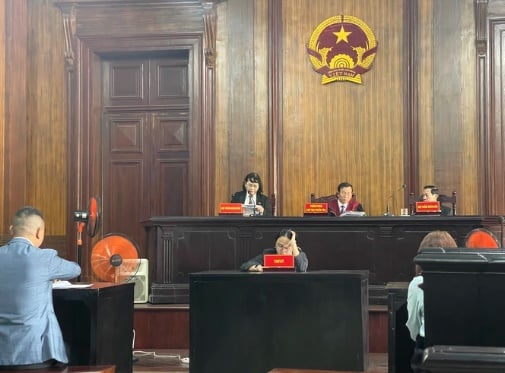 Quang cảnh phiên xét xử