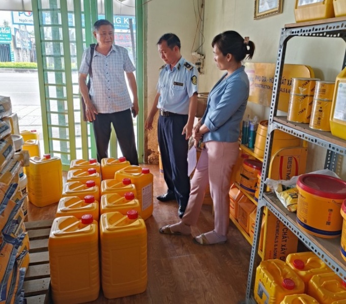 Chủ cửa hàng không xuất trình được hóa đơn mua hàng, chứng từ chứng minh tính hợp pháp của sản phẩm.