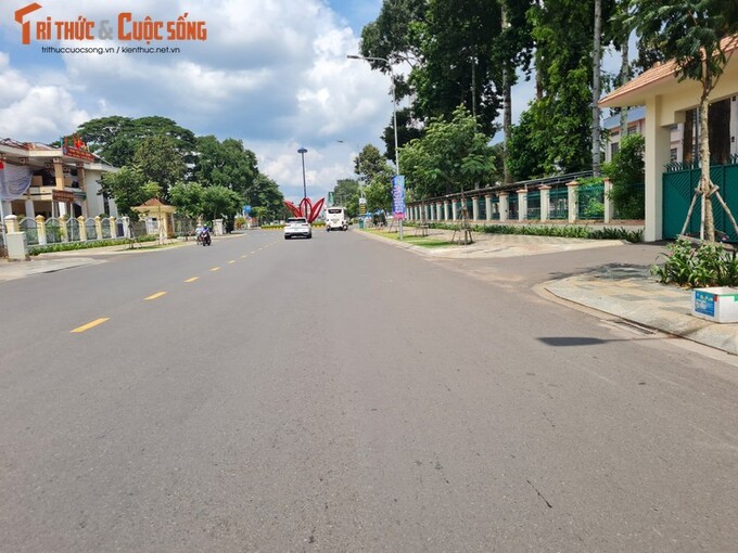 Công ty Hồng Hà vừa trúng Gói thầu số 58 (xây dựng): Các công việc do điều chỉnh thiết kế phần đường giao thông (điều chỉnh thay loại cây xanh, hạ gờ lề vỉa hè, tổ chức giao thông), trị giá 6.421.266.074 đồng tại dự án nâng cấp mở rộng đường Hùng Vương, TP Long Khánh. Ảnh Ngọc Lâm