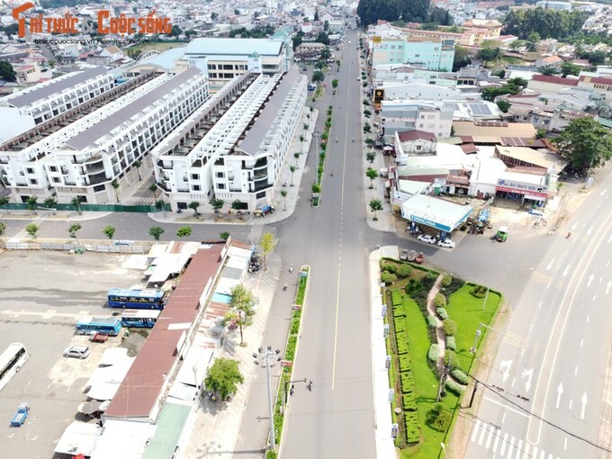 Tuyến đường Hùng Vương là một trong những trục đường chính của TP. Long Khánh (tỉnh Đồng Nai) có chiều dài 2.258 m, được đầu tư kỹ lưỡng với mục tiêu cải tạo mặt đường, vỉa hè, hệ thống thoát nước, cây xanh và hệ thống hạ tầng kỹ thuật khác cho đồng bộ với quy mô đầu tư.