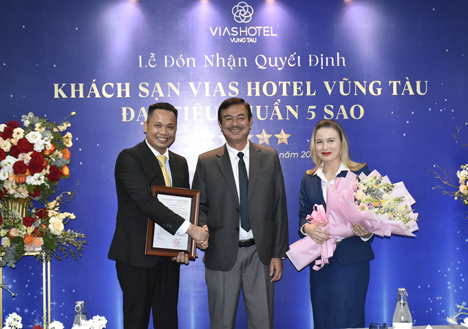 Thừa ủy quyền Cục Du lịch Quốc gia Việt Nam, ông Trịnh Hàng, Giám đốc Sở Du lịch (giữa) trao quyết định công nhận hạng 5 sao và tặng hoa chúc mừng Ban Giám đốc Khách sạn Vias Vũng Tàu.