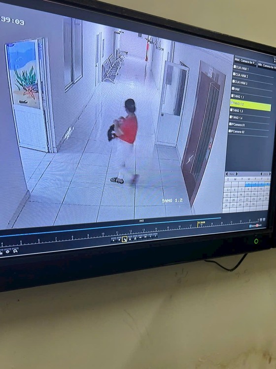 Camera bệnh viện ghi hình một người phụ nữ bế bé ra ngoài