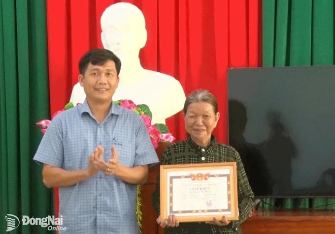 Phó chủ tịch UBND huyện Thống Nhất Trần Đức Hòa trao giấy khen cho bà Đinh Thị Hoa