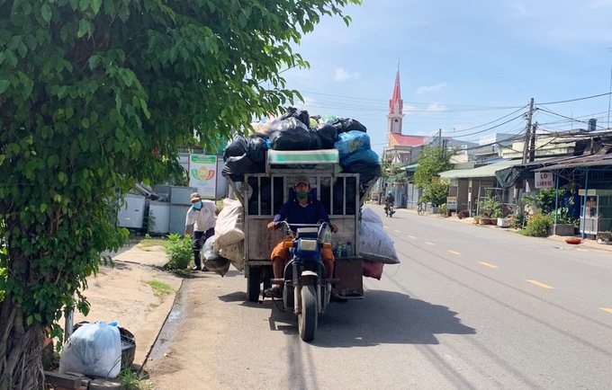 Nghề thu gom rác mưa nắng dãi dầu.