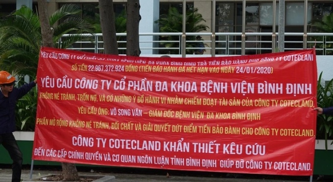 Băng rôn có nội dung đòi nợ được nhóm người căng trước Bệnh viện Bình Định