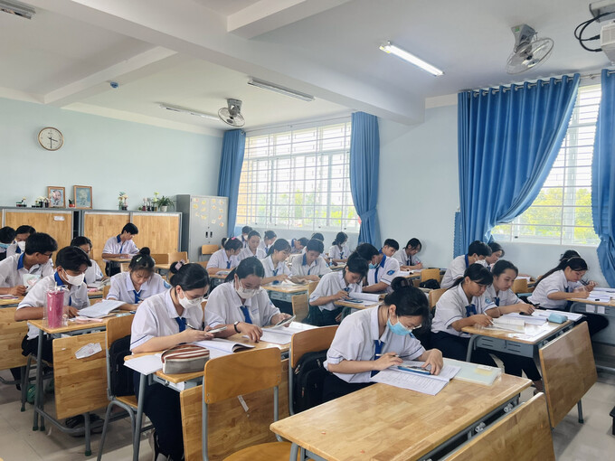 Việc học phí năm học 2023-2024 không tăng sẽ tiếp tục tạo điều kiện thuận lợi cho HS tham gia học tập. Trong ảnh: Một tiết học của HS trường THPT Thái Hòa, TP.Tân Uyên