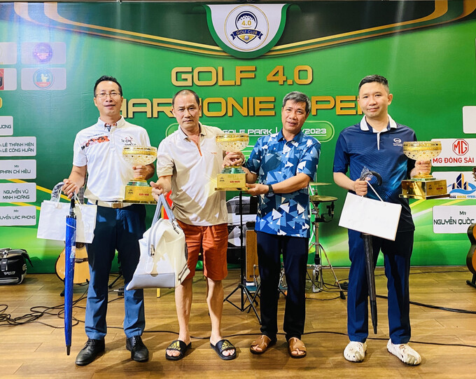Ban tổ chức trao giải cho các Golfer đạt thành tích cao tại nội dung cá nhân.