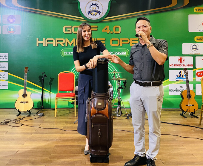 Golfer Kim Nguyễn đấu giá chiếc túi đựng đồ chơi Golf với giá 50 triệu ủng hộ chương trình từ thiện.